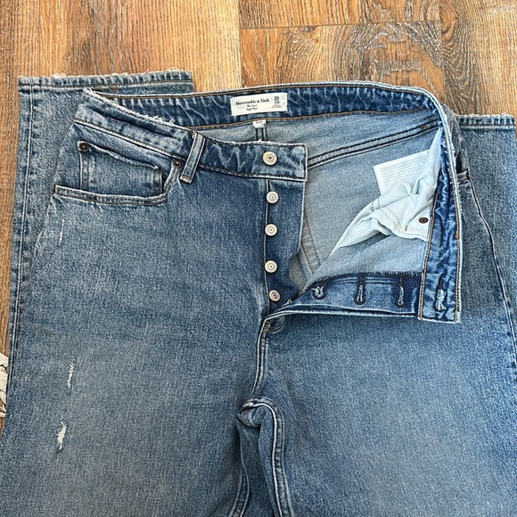 Abercrombie & Fitch - Picture 3 of 4